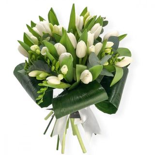 Buchet cu lalele si frezii albe