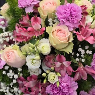 Bouquet con fiori di stagione nei toni del rosa- Piccolo