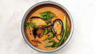 Том ям с бок чой мидиями и креветками