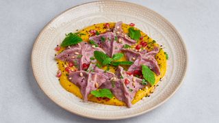 Buraczane Manti z kozim serem