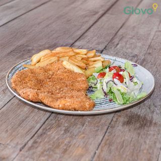 Snițel din piept de pui cu cartofi prăjiți și salată mixtă