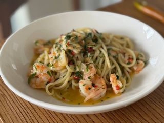 Спагеті Аліо Оліо пеперончіно з креветками