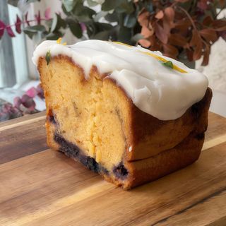 Budín de limón y arandanos