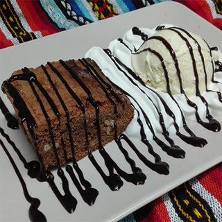 Brownie de chocolate con helado de vainilla