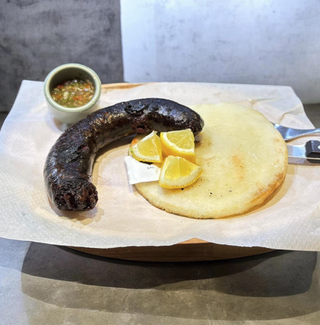 Morcilla casera 100% colombiana, arepa  (1 Ud.) + salsa ají chimichurri