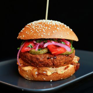 Burger z wegańskiego niemięsa