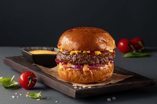 Бургер з яловичою котлетою