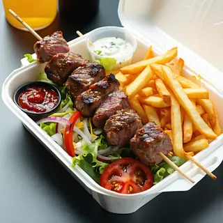 Duży kebab na talerzu z fetą