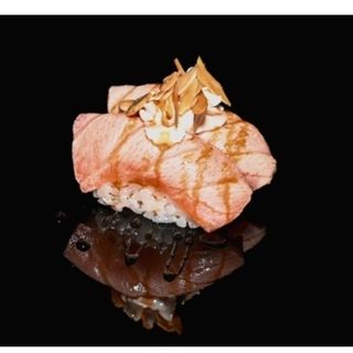 Nigiri salmone mandorle 