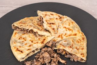 Placinta Dorului cu ciuperci și pastă de usturoi făcută în casă