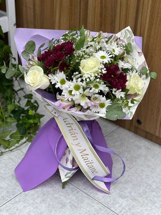 Ramo en tonos rojos y blancos