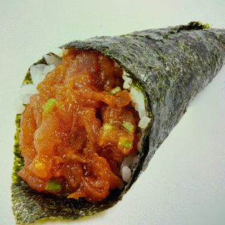 Spicy tuna temaki