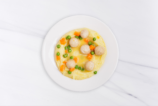 Митболы из индейки с картофельным пюре и сливочным соусом