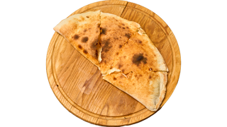 Кальцоне с фаршем и халапеньо