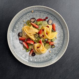 Млинці з натуральним ванільним сиропом і фруктами