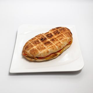 Sendvič s sirom, rajčicom i pesto od bosiljka