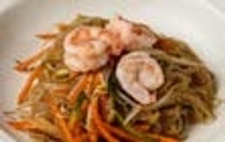 spaghetti di soia con gamberi e verdure