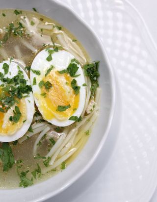 Bulion de pui cu tăiței și ou