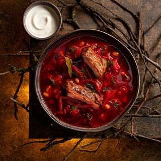 Традиційний борщ із копченими реберцями