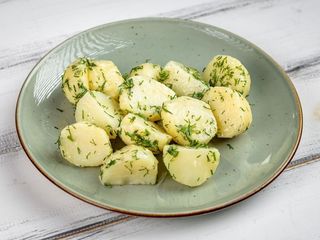 Відварена молода картопля з вершковим маслом, часником та зеленню (250g)