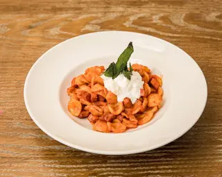 ORECHIETTE IN CROSTA CON POMODORO, MORTADELLA PICANTE, STRACCIATA E BASILICO