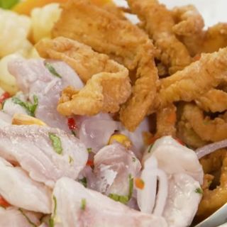 CEVICHAZO CON CHICHARRON DE PESCADO