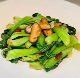 236.Baicai e funghe cinese a piastra香菇炒小白菜