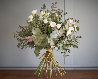 Ramo Lisianthus Blanco Y Eucalipto