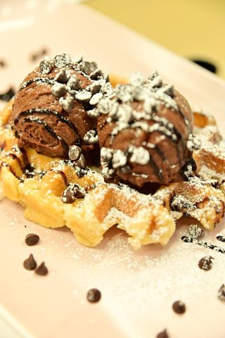 Crêpes waffle o pancake con gelato