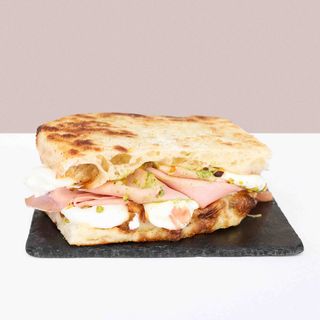 Pinsa farcita con Mortadella, gorgonzola DOP, pesto di pistacchi
