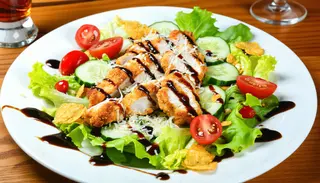 Salata cu Pui Crispy