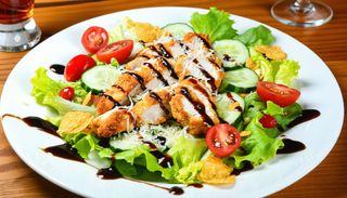 Salata cu Pui Crispy