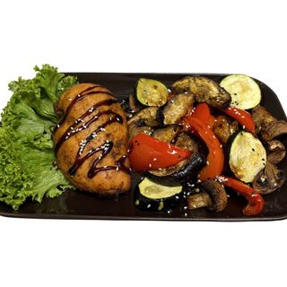 Filet z kurczaka z grillowanymi warzywami