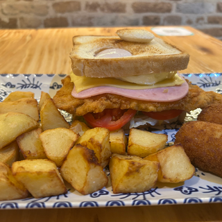 Menú Sándwich "El Rincón De Mayte" + patatas + croquetas + bebida 