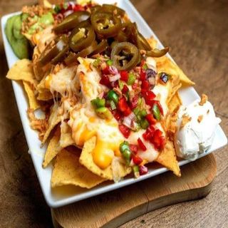 Nuestros Nachos Con Queso Fundido Y Guacamole