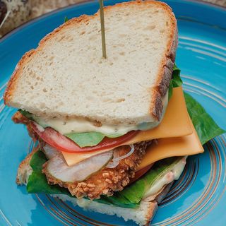 Сендвіч з хрусткою куркою та копченим соусом