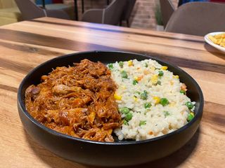 Свинско дърпано със сос барбекю и ориз