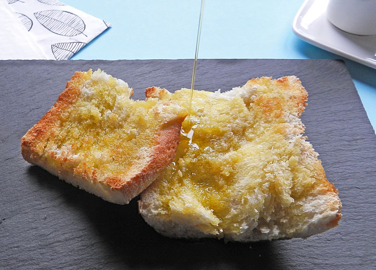 Tosta De Aceite De Oliva Y Tomate Natural Rallado