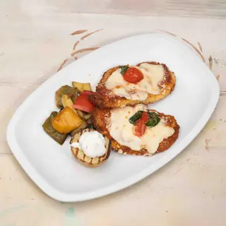 Pechuga de pollo a la Parmigiana empanada con mozzarella y tomate