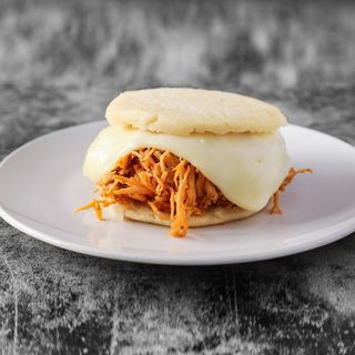 Arepa De Pollo Desmechado Y Queso