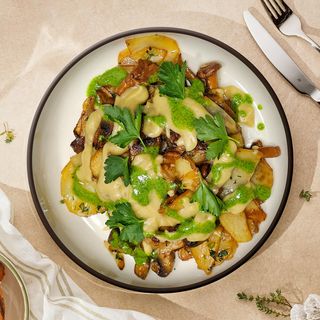 Cartofi la cuptor cu ciuperci și sos de pătrunjel