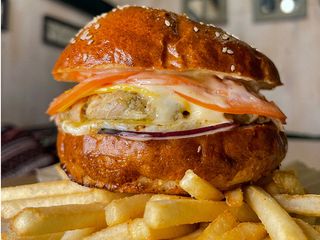 Чікен Бургер  з яєчнею (картопля фрі+напій)