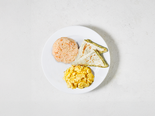 Сніданок з лавашем та сиром, скремблом та квашеною капустою (грецький)