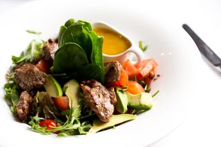 Мікс салат з теплою телятиною та соєво-імбирним соусом