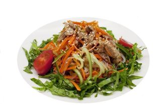 Теплый салат из говядины