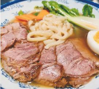 Ramen in brodo con vitello con verdure