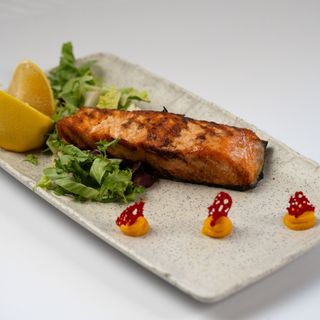 Somon file la grătar.