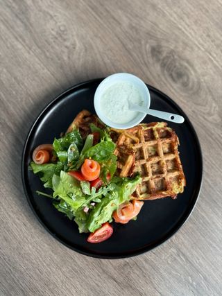 Вафлі з цукіні та соусом сацикі