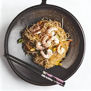 Tagliatelle saltato con gamberi e verdure