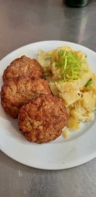 Пържени кюфтета 3 бр. с картофена салата (400г)